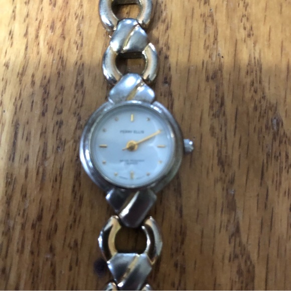 Perry Ellis ladies two toned dress watch with beautiful heart shaped metal band - Picture 4 of 9